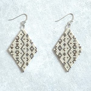 Theta-dusty-whiteピアス